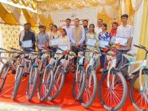 जिले में उत्कृष्ट प्रदर्शन करने वाले मेधावी विद्यार्थियों को किया सम्मानित, जिला कलक्टर ने सम्मानित कर किया प्रोत्साहित