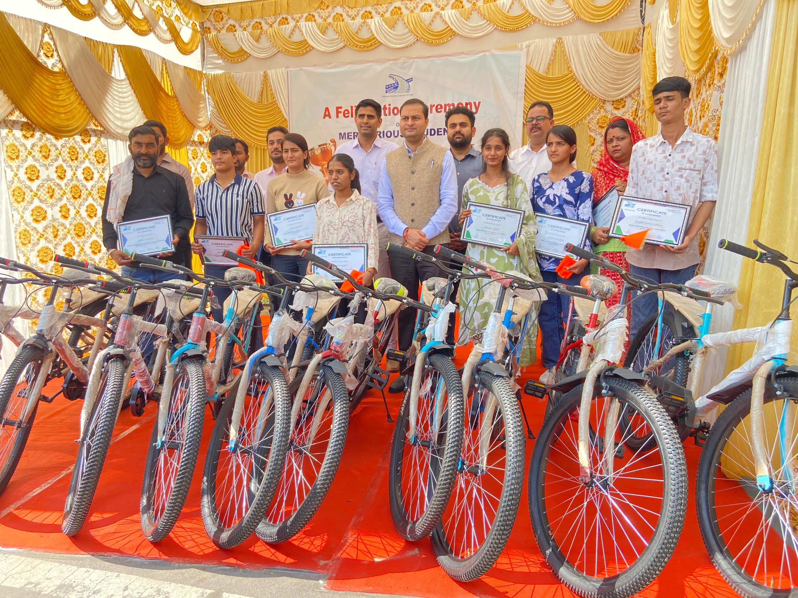 जिले में उत्कृष्ट प्रदर्शन करने वाले मेधावी विद्यार्थियों को किया सम्मानित, जिला कलक्टर ने सम्मानित कर किया प्रोत्साहित