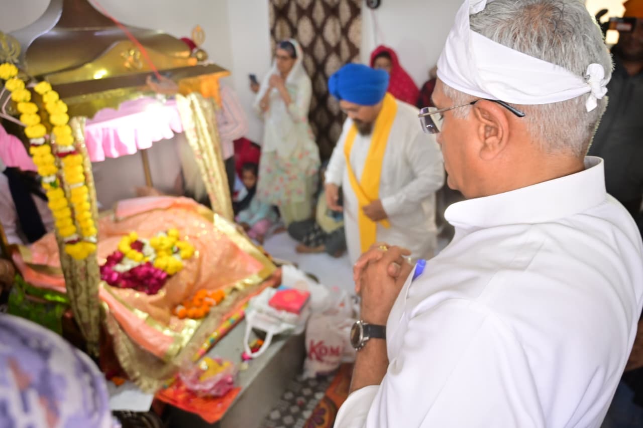 गुरु नानक देव जी के प्रकाश पर्व पर केन्द्रीय मंत्री श्री गजेन्द्र सिंह शेखावत ने गुरुद्वारे में नवाया शीश -रक्तदान शिविर में सहभागिता कर रक्तदाताओं का किया उत्साहवर्धन