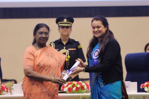 राष्ट्रपति श्रीमती द्रौपदी मुर्मु ने बाड़मेर जिला कलक्टर टीना डाबी को जल संचय जन भागीदारी में प्रथम पुरस्कार से किया सम्मानित