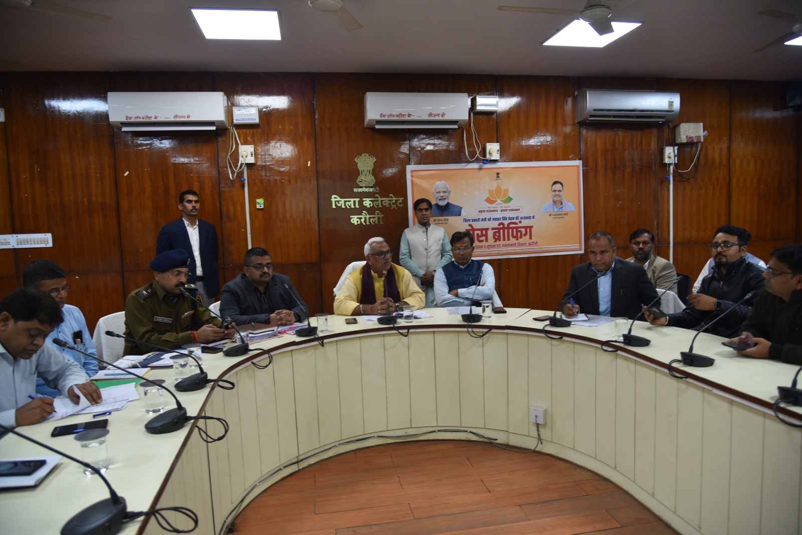 करौली में गृह राज्यमंत्री जवाहर सिंह बेढम की अध्यक्षता में प्रेस वार्ता आयोजित नो हेलमेट नो एंट्री, नो सीट बेल्ट नो एंट्री पोस्टर का किया विमोचन