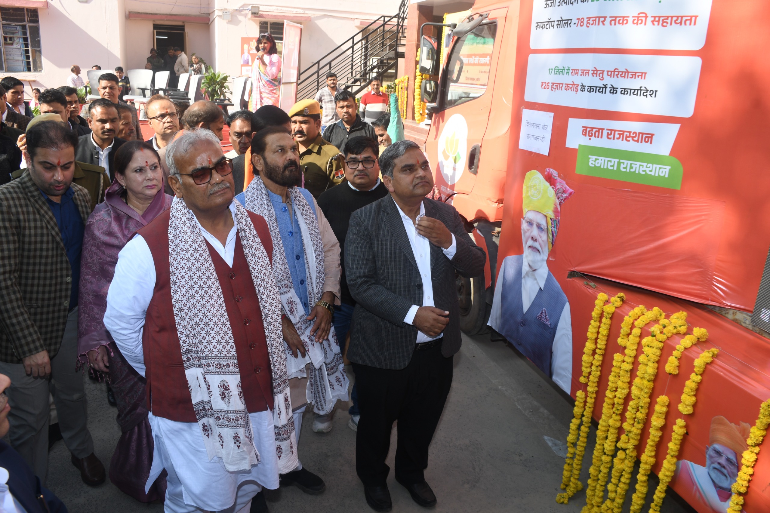 विकास रथों के माध्यम से आमजन तक पहुंचेंगी 2 साल की उपलब्धियां