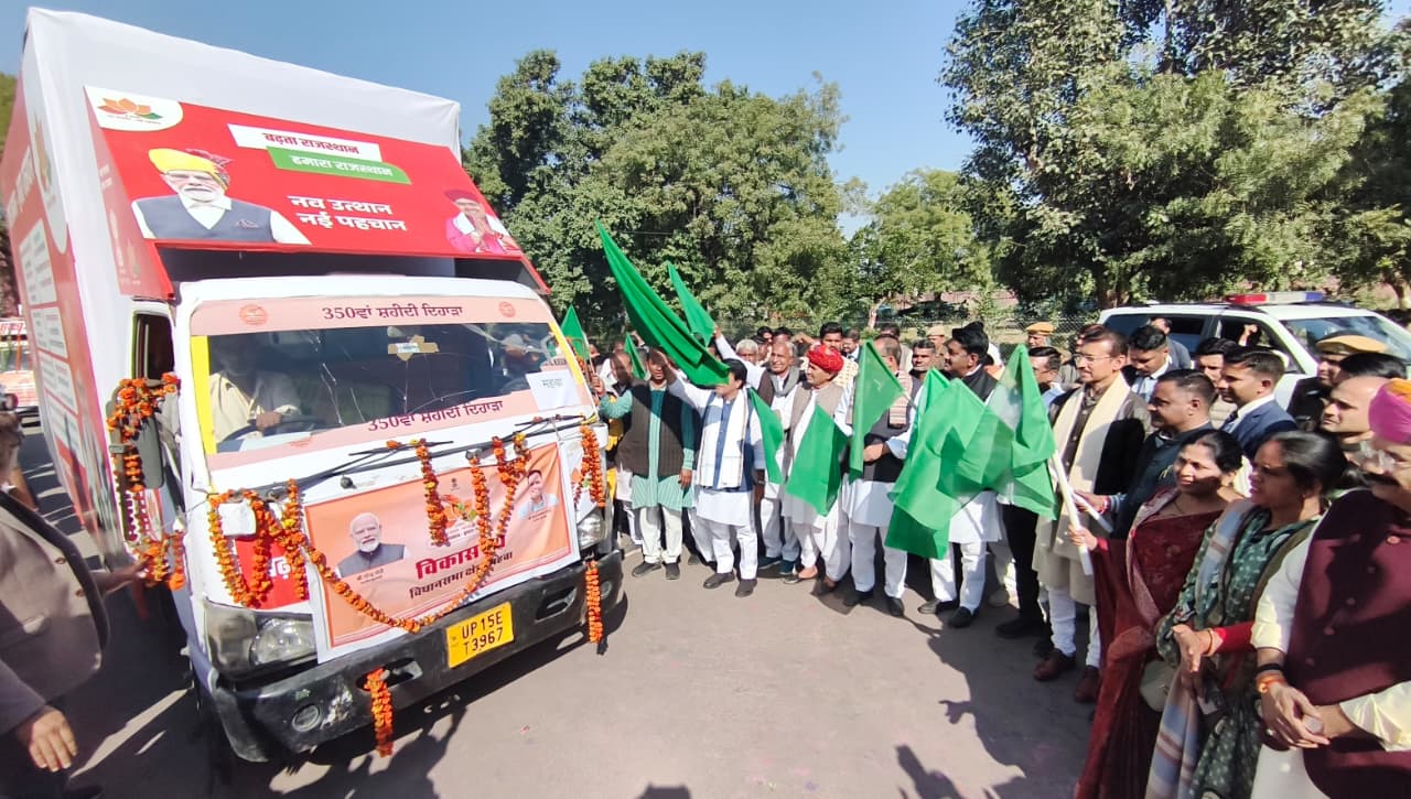 दौसा जिला प्रभारी मंत्री ने विकास रथ एवं सड़क सुरक्षा जागरूकता वाहन रैली को रवाना किया