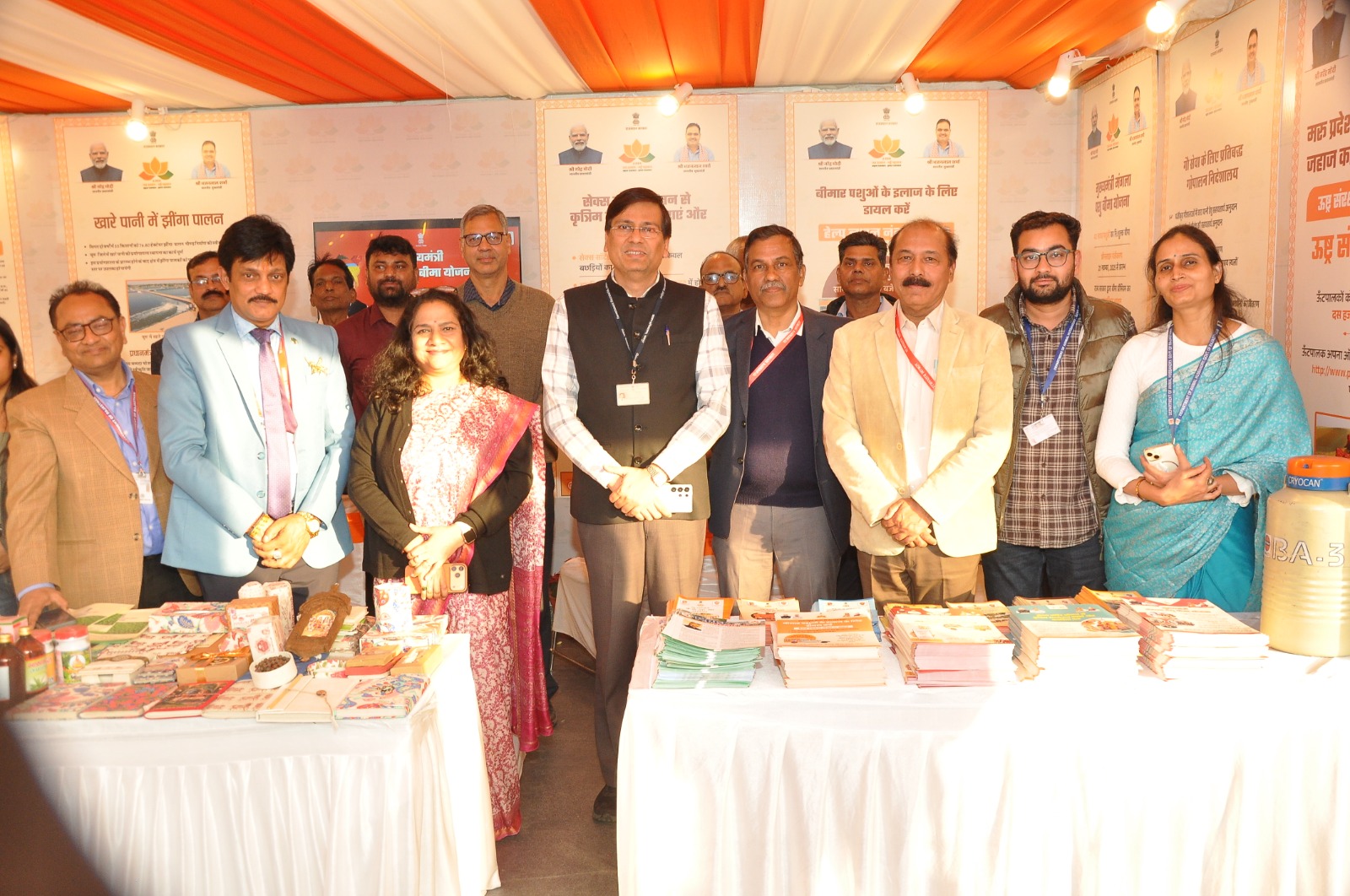 राज्य स्तरीय प्रदर्शनी में पशुपालन विभाग के स्टॉल में शासन सचिव डॉ. समित शर्मा ने किया अवलोकन