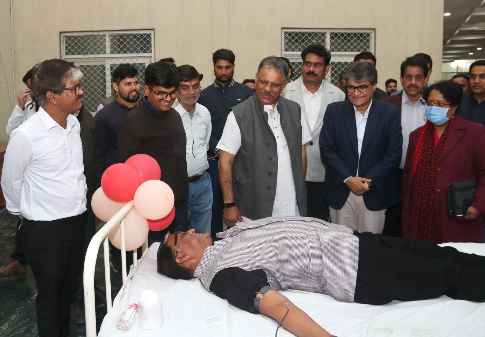 चिकित्सा मंत्री ने किया रक्तदान शिविर का अवलोकन 