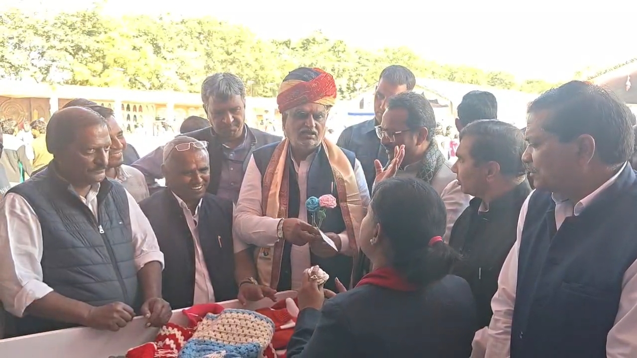 स्वदेशी मेले का राजीविका स्वयं सहायता समूह की महिलाओं ने किया भ्रमण